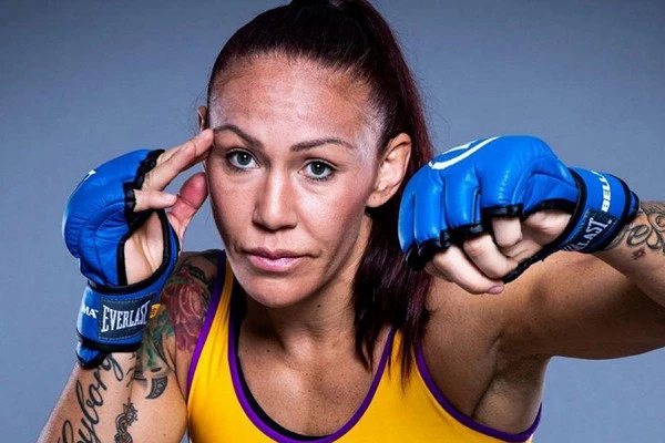 Бывшая чемпионка UFC «задушила» соперницу